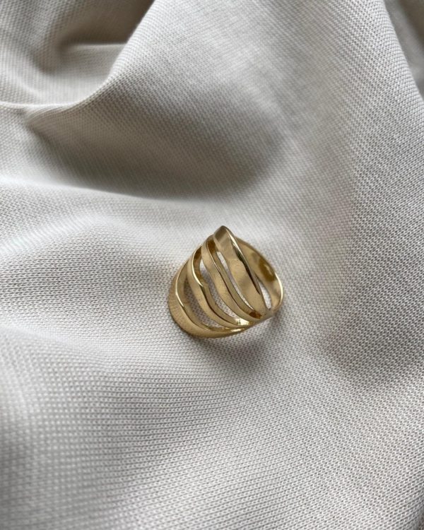 Δαχτυλίδι που προσαρμόζεται σε όλα τα μεγέθη σε χρυσό και ασημί μεταλικό χρώμα.