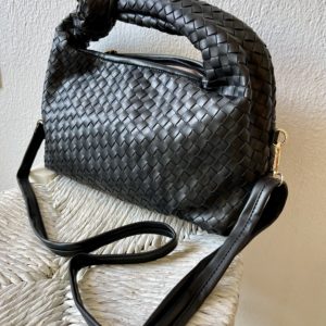 Τσάντα χειρός πλεχτή σε οικολογικό δέρμα με αποσπώμενο λουράκι, κλείσιμο με φερμουάρ.