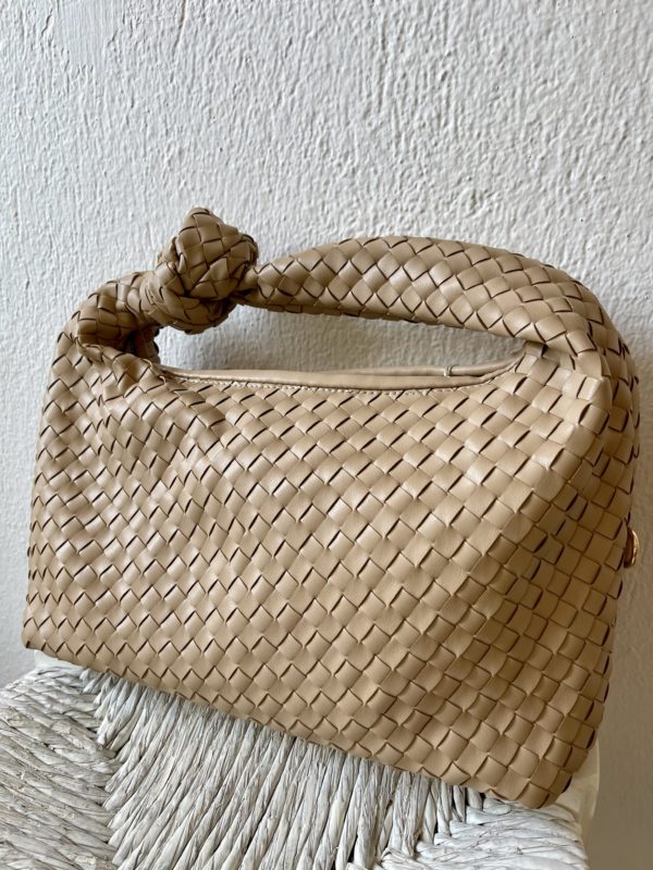 Τσάντα χειρός πλεχτή σε οικολογικό δέρμα με αποσπώμενο λουράκι, κλείσιμο με φερμουάρ.